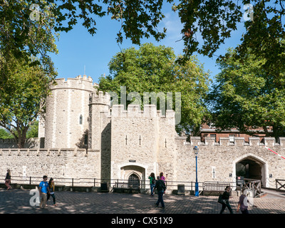 Südturm und Wälle des Tower of London, England Stockfoto