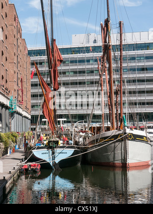 Eine Yacht und Lager in St. Katherine Docks, London, Tower Bridge Stockfoto