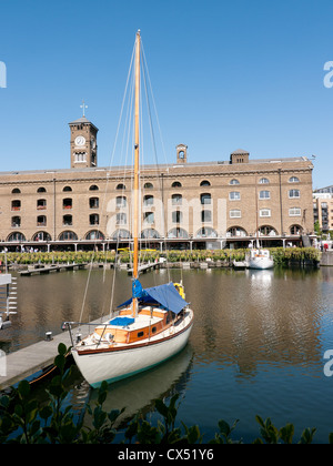 Das Dickens Inn in St. Katherine Docks, London Tower Bridge Stockfoto