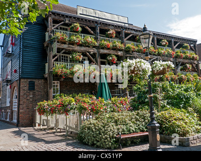 Das Dickens Inn in St. Katherine Docks, London Tower Bridge Stockfoto