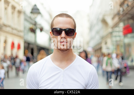 Mann im weißen Hemd und dunkle Brillen auf Straße Stockfoto