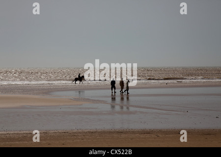 Menschen auf Sidi kauki Strand, marokkanische Küste in der Nähe von Essaouira. Stockfoto