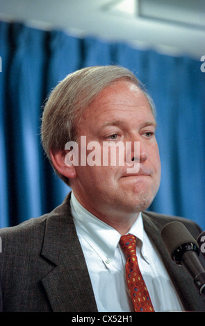 Sprecher des weißen Hauses Michael McCurry bei einem Briefing zu den Medien im Weißen Haus 10. September 1998 in Washington, DC. McCurry kommentierte die Veröffentlichung des Berichts Starr und Präsident Clinton hat "eine Menge wieder gut zu machen und er wird diese Wiedergutmachung sein, um alle und jeden". Stockfoto