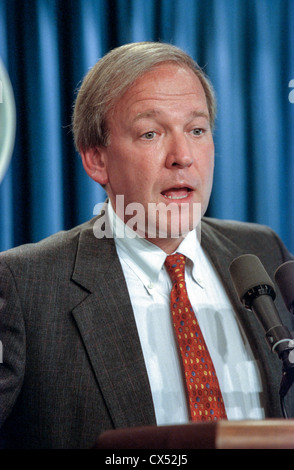 Sprecher des weißen Hauses Michael McCurry bei einem Briefing zu den Medien im Weißen Haus 10. September 1998 in Washington, DC. McCurry kommentierte die Veröffentlichung des Berichts Starr und Präsident Clinton hat "eine Menge wieder gut zu machen und er wird diese Wiedergutmachung sein, um alle und jeden". Stockfoto