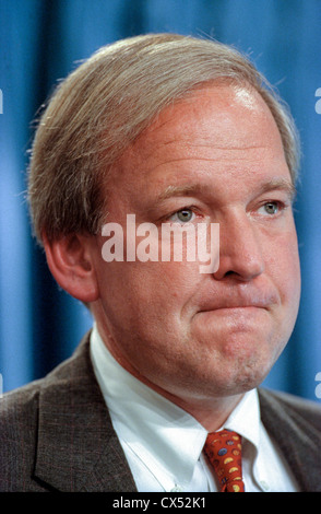 Sprecher des weißen Hauses Michael McCurry bei einem Briefing zu den Medien im Weißen Haus 10. September 1998 in Washington, DC. McCurry kommentierte die Veröffentlichung des Berichts Starr und Präsident Clinton hat "eine Menge wieder gut zu machen und er wird diese Wiedergutmachung sein, um alle und jeden". Stockfoto