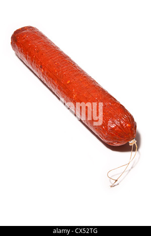 Große spanische Chorizo-Wurst isoliert auf einem weißen Studio-Hintergrund. Stockfoto