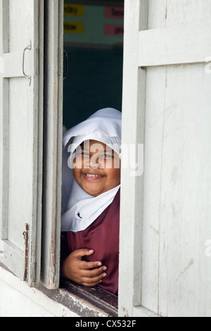 Muslimische Schülerin an der Fischerei Dorf von Ko Panyi, Phang-Nga, Thailand Stockfoto