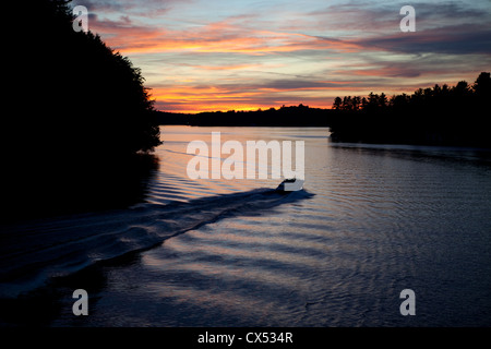 Einen atemberaubenden Sonnenuntergang am Lake Rosseau im Muskoka Region von Ontario in Kanada. Die Region ist als Ontario's Spielplatz bekannt. Stockfoto