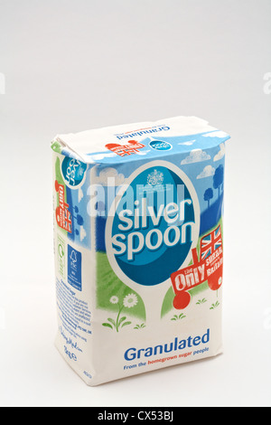 2 Kilo Beutel britische granulierter Zucker auf weißem Hintergrund Stockfoto