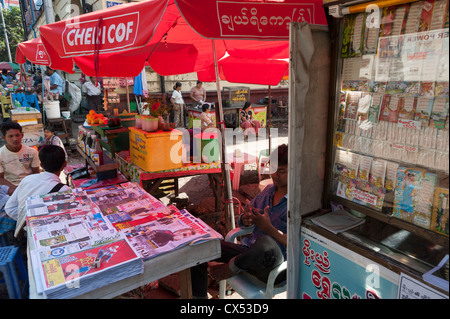 Straßenhändler, Maha Bandoola Road, Yangon (Rangoon), Myanmar (Burma) Stockfoto