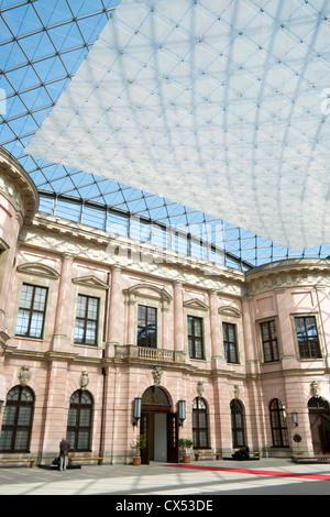 Innenhof mit modernen Glasdach im deutschen historischen Museum in Berlin Deutschland Stockfoto