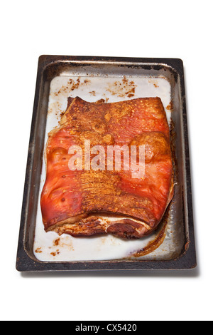 Tablett mit gekochte Schweinebauch isoliert auf einem weißen Studio-Hintergrund. Stockfoto