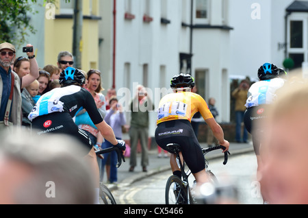 Tour durch Großbritannien 2012 - Jon Tiernan-Locke durchläuft Okehampton auf Stufe 7. Stockfoto