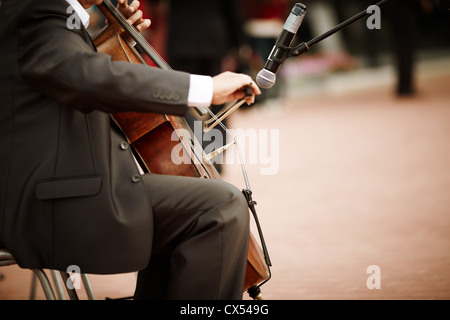 Man spielt Cello auf dem Konzert, selektiven Fokus Stockfoto