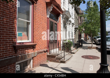 Warren Street Stadthäuser in Hudson, New York. Stockfoto