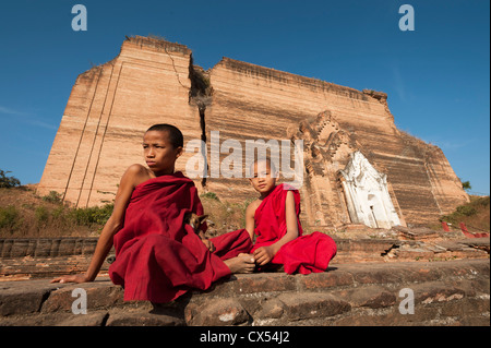 Zwei junge Mönche und ein Welpe, Mingun-Tempel, Myanmar (Burma) Stockfoto