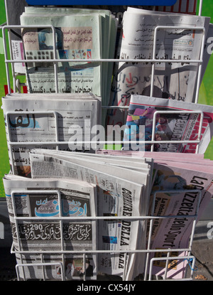 Kiosk mit Zeitungen in verschiedenen Sprachen auf dem Display in Kilburn, London, UK Stockfoto