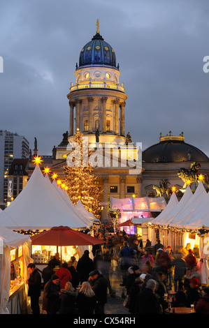 Winterzauber, Weihnachtsmarkt am Gendarmenmarkt square, Schauspielhaus, Deutscher Dom Kathedrale, Berlin, Deutschland, Europa Stockfoto