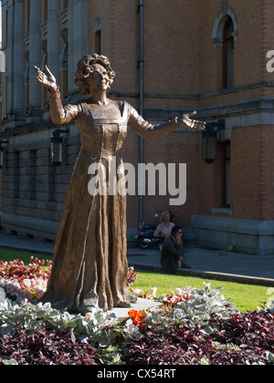 Statue des berühmten norwegischen Schauspielerin und Diva Wencke Foss vor dem Nationaltheater in Oslo Norwegen Bildhauers pro Ung Stockfoto