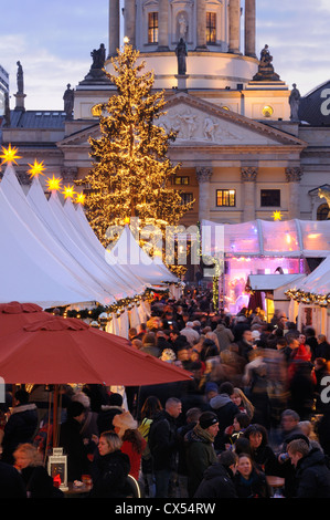 Winterzauber, Weihnachtszauber, Weihnachtsmarkt am Gendarmenmarkt quadratisch, Deutscher Dom Kathedrale, Berlin, Deutschland, Europa Stockfoto