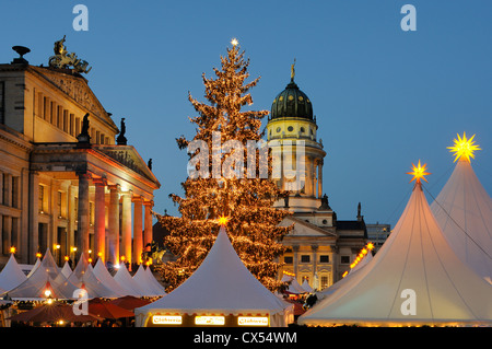 Winterzauber, Weihnachtsmarkt am Gendarmenmarkt square, Schauspielhaus, Deutscher Dom Kathedrale, Berlin, Deutschland, Europa Stockfoto