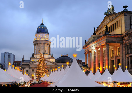 Winterzauber, Weihnachtsmarkt am Gendarmenmarkt square, Schauspielhaus, Deutscher Dom Kathedrale, Berlin, Deutschland, Europa Stockfoto