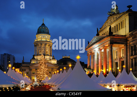 Winterzauber, Weihnachtsmarkt am Gendarmenmarkt square, Schauspielhaus, Deutscher Dom Kathedrale, Berlin, Deutschland, Europa Stockfoto