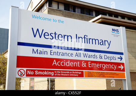 Dieses Krankenhaus ist dauerhaft geschlossen. Ein Schild am Haupteingang des ehemaligen NHS Western Infirmary Hospital, Dumbarton Road, Glasgow, Schottland, Großbritannien Stockfoto