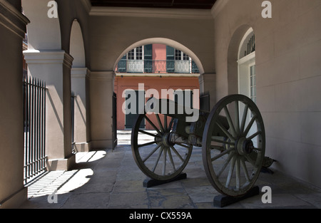 KANONE CABILDO LOUISIANA STATE MUSEUM JACKSON SQUARE FRANZÖSISCHE VIERTEL DOWNTOWN NEW ORLEANS LOUISIANA USA Stockfoto