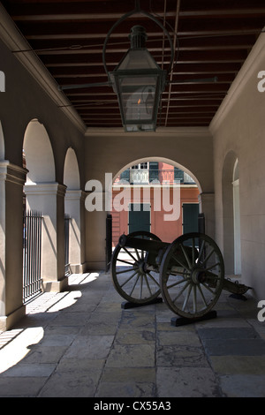 KANONE CABILDO LOUISIANA STATE MUSEUM JACKSON SQUARE FRANZÖSISCHE VIERTEL DOWNTOWN NEW ORLEANS LOUISIANA USA Stockfoto