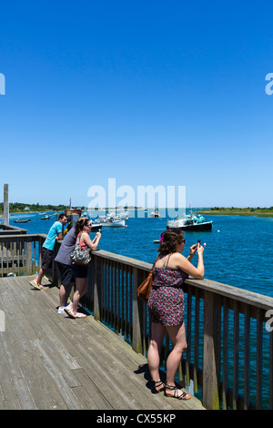 Touristen fotografieren von Terrasse mit Blick auf den Fischerhafen in Chatham, Cape Cod, Massachusetts, USA Stockfoto