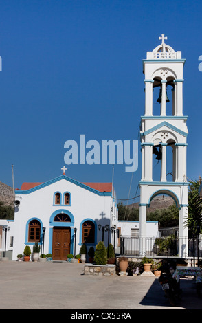 Blaue und weiße Kirche mit Glockenturm auf Pserimos Insel Griechenland Stockfoto