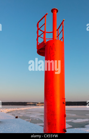 Kleinen Leuchtturm in Pirita Yachthafen im winter Stockfoto