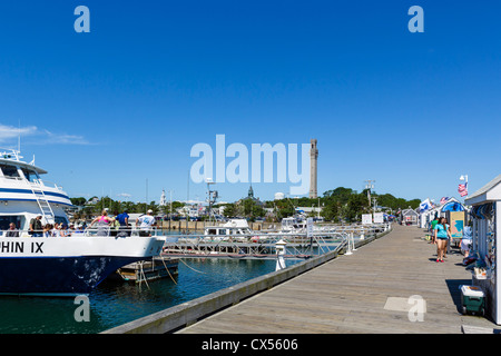 Der Hafen in Provincetown mit dem Pilgrim Monument-Turm in der Ferne, Cape Cod, Massachusetts, USA Stockfoto