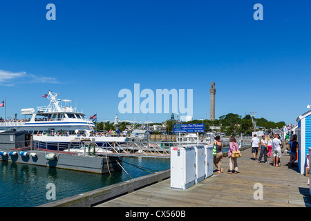 Der Hafen in Provincetown mit dem Pilgrim Monument-Turm in der Ferne, Cape Cod, Massachusetts, USA Stockfoto