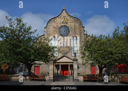 Der vordere Eingang zum 17. Jahrhundert Canongate Kirk auf Edinburghs Royal Mile. Stockfoto