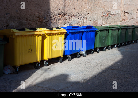 drei Arten von großen Plastikmüll recycling-Behälter auf der Straße Stockfoto