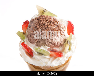 Rollte der Kegel dünne Pfannkuchen mit Eis und Früchten Stockfoto