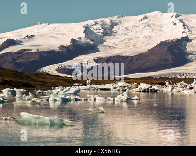 Eisberg-Formationen aus dem Breidamerkurjokull-Gletscher, Teil des Vatnajökull-Nationalpark abgebrochen. Jökulsárlón, Island Stockfoto