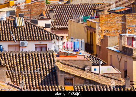 kontrastreiches Bild von einer spanischen Stadt Dachlandschaft in Katalonien Stockfoto