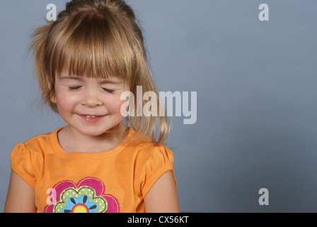 Kleines Mädchen ist glückliche Gedanken träumen. Stockfoto