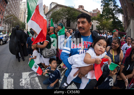 Mexican Americans an der Madison Avenue in New York für die jährliche Parade der mexikanische Unabhängigkeitstag. Stockfoto