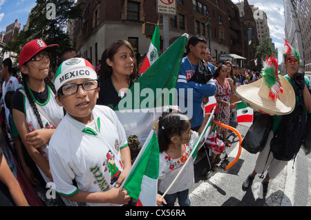 Mexican Americans an der Madison Avenue in New York für die jährliche Parade der mexikanische Unabhängigkeitstag. Stockfoto