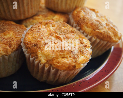 Apfel-Muffins auf Platte hautnah Stockfoto