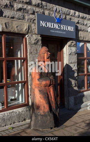 Holzschnitzerei von Viking außerhalb Nordic Store, Reykjavik, Island Stockfoto