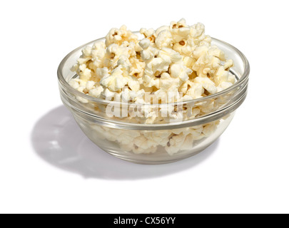 Schüssel Popcorn in eine Glasschüssel auf weißem Hintergrund Stockfoto