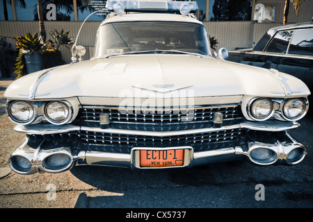 CULVER CITY, CA - AUG 10: Berühmte Ectomobile oder Ecto-1 auf Film Studio viel in Culver City, CA am 10. August 2012 gesehen.  Diese 1959 C Stockfoto