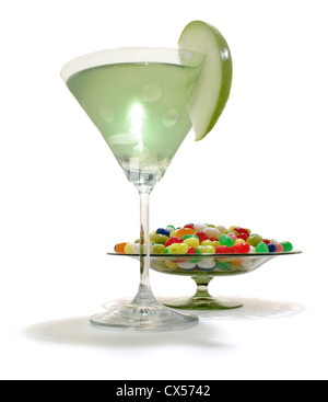 Apple Martini und Geleebohnen in einer Petrischale auf weißem Hintergrund fotografiert Stockfoto
