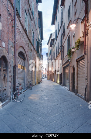 Europa, Italien, Toskana, Lucca, Straße in der Altstadt Stockfoto