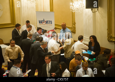 Arbeitssuchenden eine Jobmesse für Kriegsveteranen in Midtown in New York zu besuchen Stockfoto